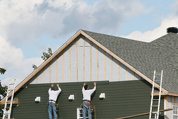 Professional Vinyl Siding technician working in Albion, IN